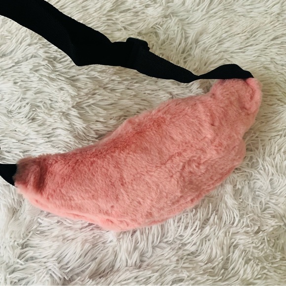 Nwt Pink Plush Waist Bag Fluffy Fanny Pack Crossbody Shoulder Bag Travel Pouch - Picture 6 of 9